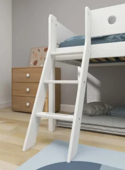 FLEXA White halbhohes Bett mit Schrägleiter und Baumhaus Panelen weiß/Eiche