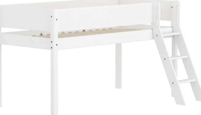FLEXA White halbhohes Bett mit Schrägleiter und Rillen Absturzsicherung weiß