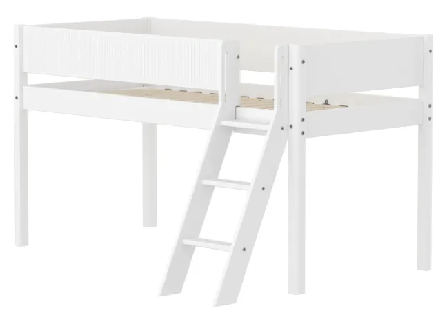FLEXA White halbhohes Bett mit Schrägleiter und Rillen Absturzsicherung weiß