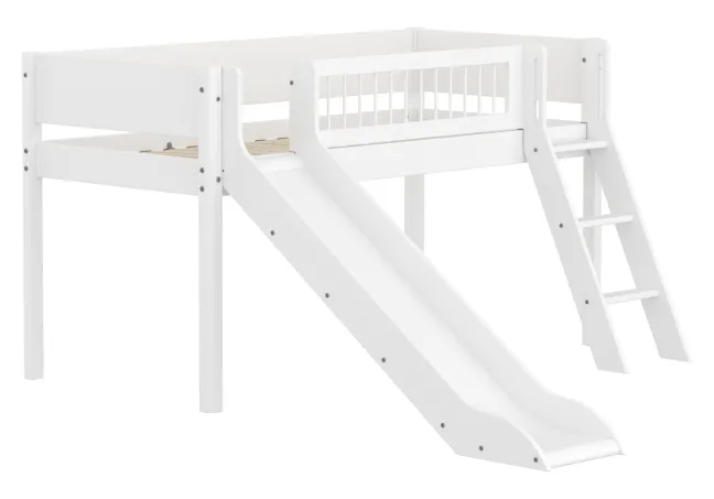 FLEXA White halbhohes Bett mit Schrägleiter, Rutsche und Streben Absturzsicherung weiß