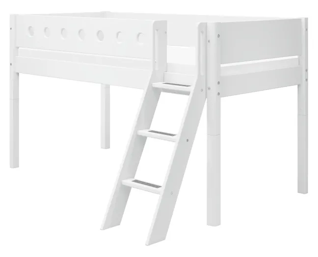 FLEXA White halbhohes Bett mit Schrägleiter weiß