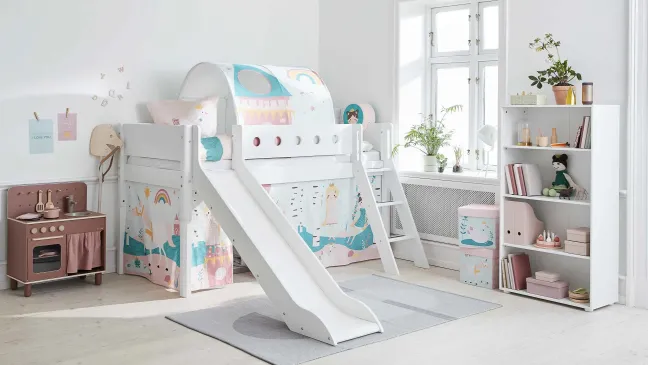 FLEXA White halbhohes Bett mit Schrägleiter und Rutsche weiß
