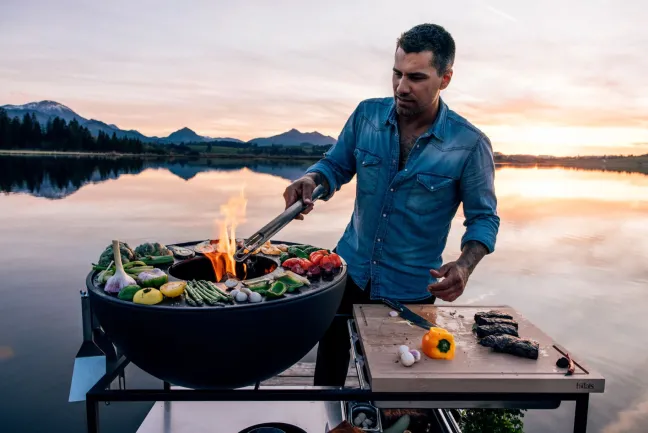 Höfats FIRE KITCHEN Outdoorküche mit BOWL 70 Plancha-Grillset tief