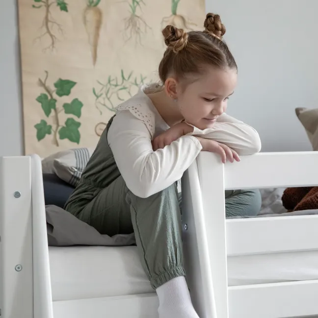 Hoppekids ECO Luxury Mittelhochbett 90x200cm mit Rollrost und Schrägleiter weiß