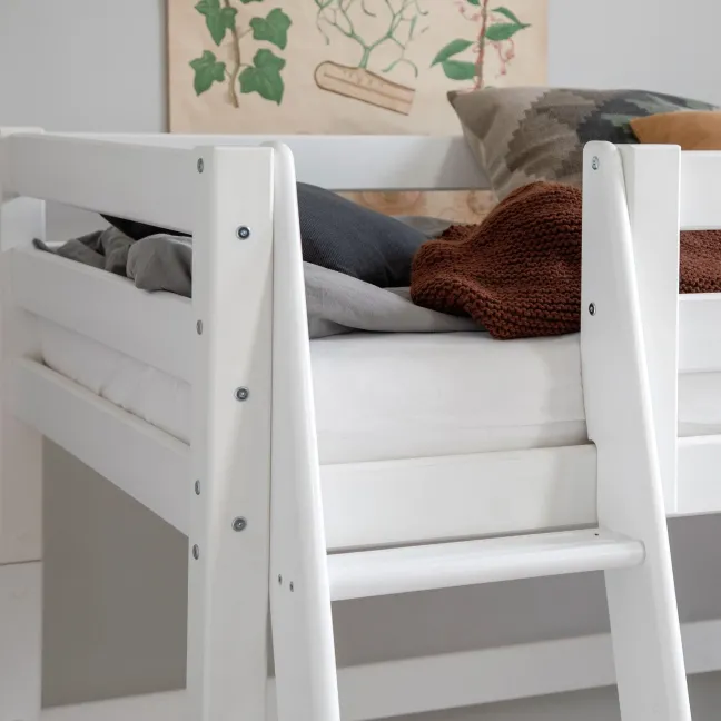 Hoppekids ECO Luxury Mittelhochbett 90x200cm mit Rollrost und Schrägleiter weiß
