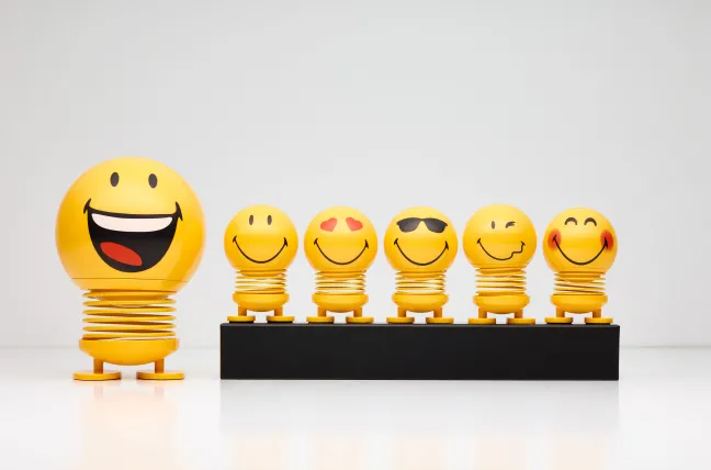 Hoptimist® Wackelfigur Smiley Cool S gelb