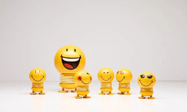 Hoptimist® Wackelfigur Smiley Cool S gelb
