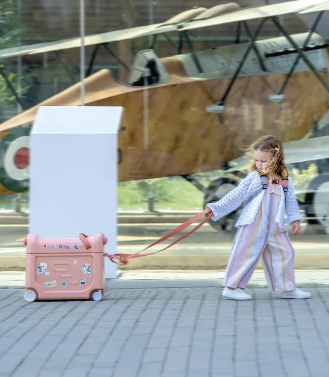 JetKids™ by Stokke® Reiseset Koffer + Rucksack Coral Pink 681401
