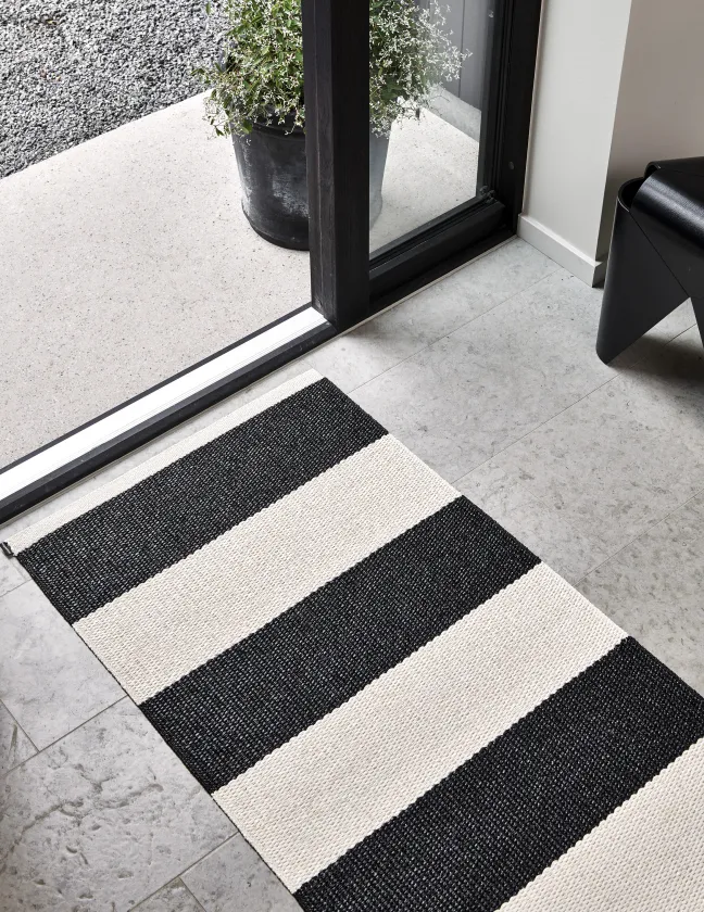 Pappelina Teppich Bob Black Vanilla 70 x 225 cm BOX722