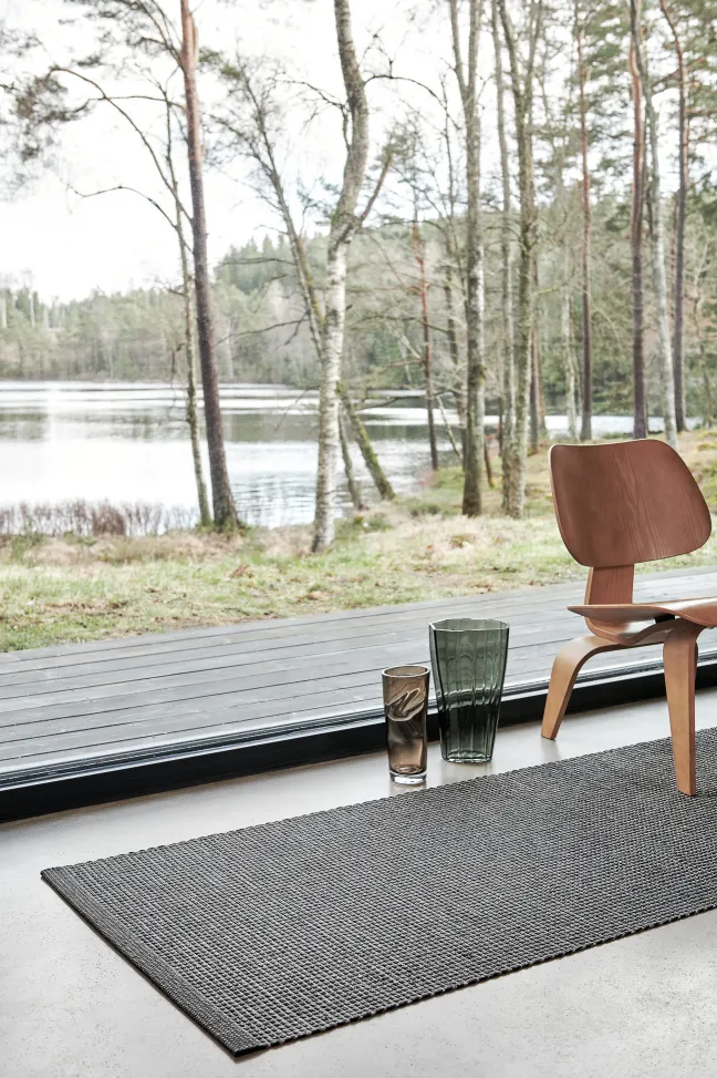 Pappelina Teppich Emm Black/Linen Metallic 70 x 180 cm EMMX718