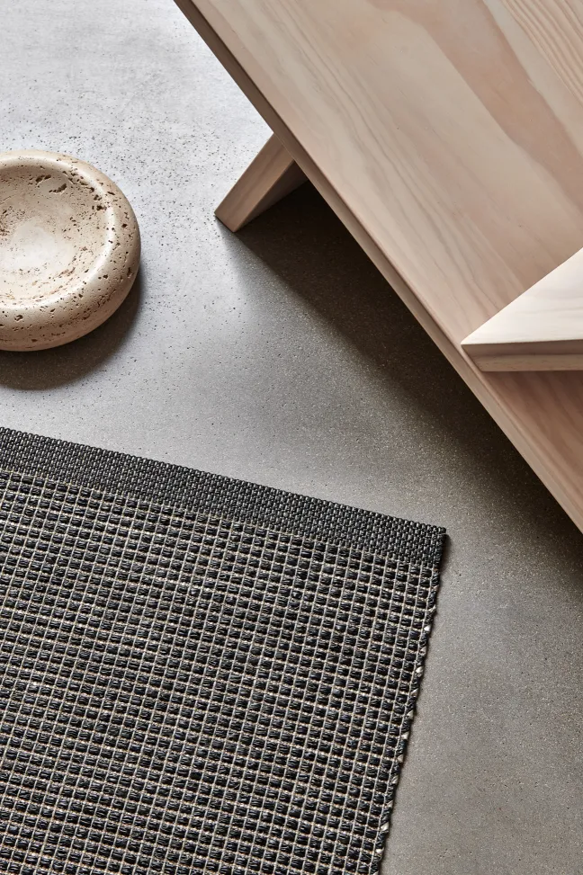 Pappelina Teppich Emm Black/Linen Metallic 70 x 180 cm EMMX718