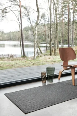 Pappelina Teppich Emm Black/Linen Metallic 70 x 120 cm EMMX712