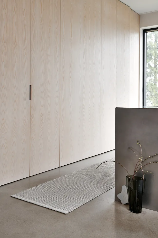Pappelina Teppich Emm Linen/Linen Metallic 70 x 300 cm EMM9F730