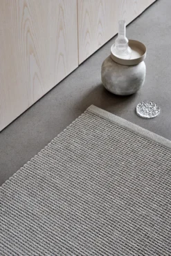Pappelina Teppich Emm Linen/Linen Metallic 70 x 180 cm EMM9F718