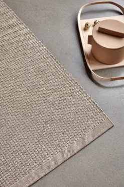Pappelina Teppich Emm Potato/Beige Metallic 70 x 120 cm EMM6P712