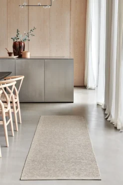 Pappelina Teppich Emm Potato/Beige Metallic 70 x 180 cm EMM6P718