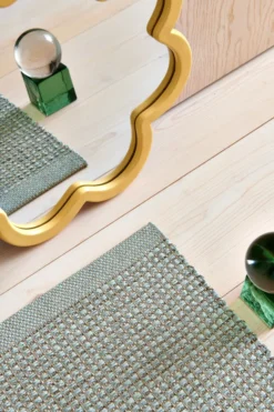 Pappelina Teppich Emm Sage/Linen Metallic 70 x 180 cm EMM1M718