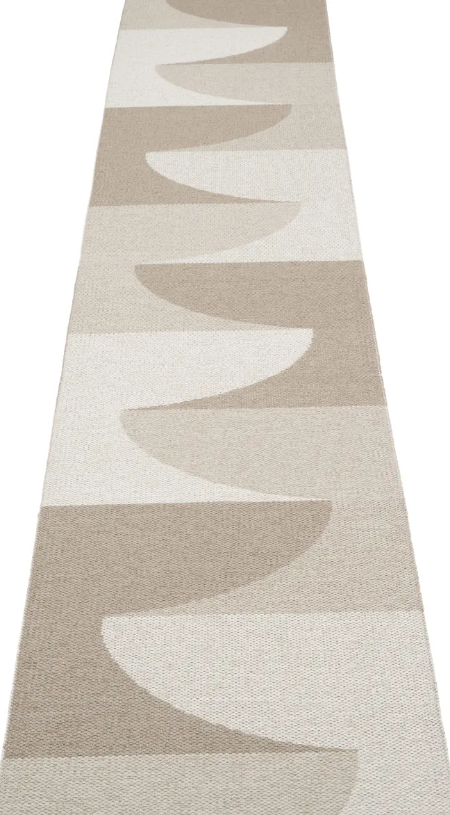 Pappelina Teppich HILL Dark Linen 70 x 360 cm HI9G736