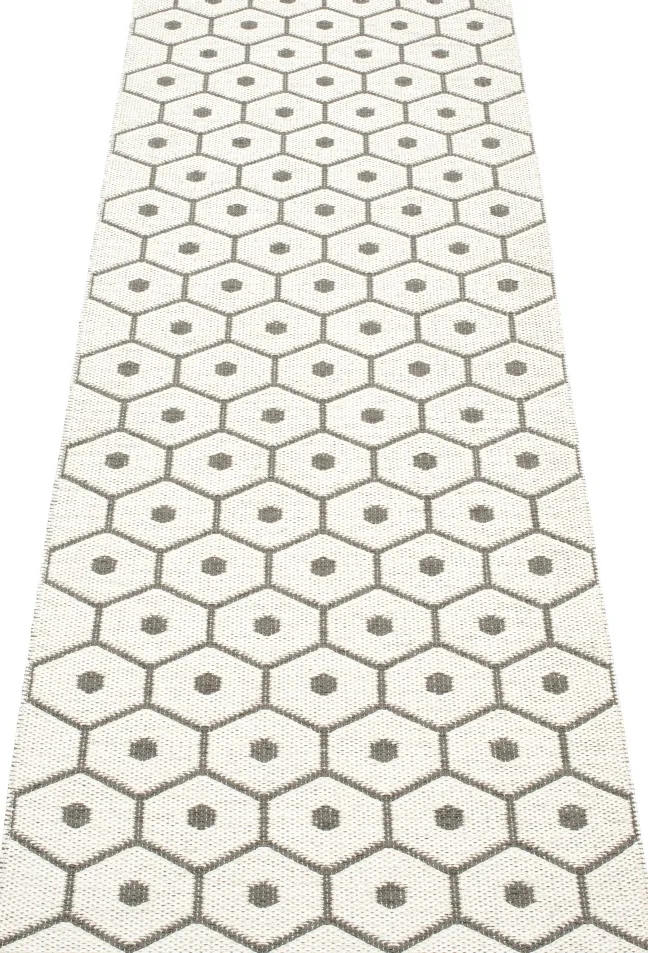 Pappelina Teppich Honey Charcoal Vanilla 70 x 225 HO9A722