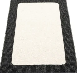 Pappelina Teppich Ilda Black Vanilla 70 x 120 cm ILX712