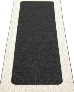Pappelina Teppich Ilda Black Vanilla 70 x 180 cm ILX718