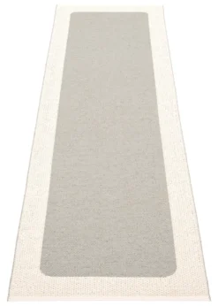 Pappelina Teppich Ilda Warm Grey Vanilla 70 x 240 cm IL9D724