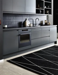 Pappelina Teppich Max Black/Vanilla 180 x 260 cm MXX1826