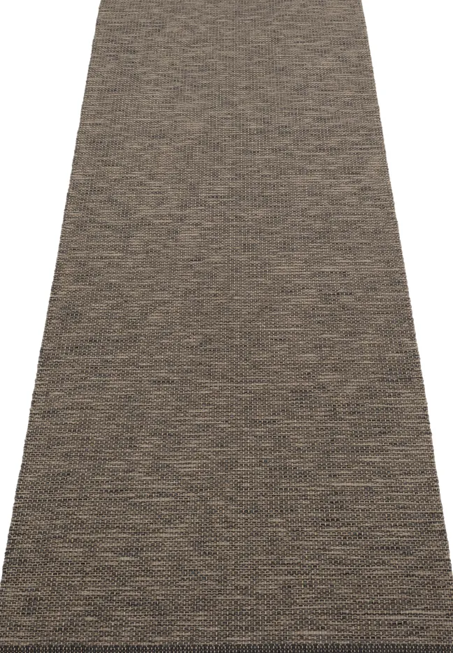 Pappelina Teppich Sam Black/Walnut 70 x 225 cm SAMX722