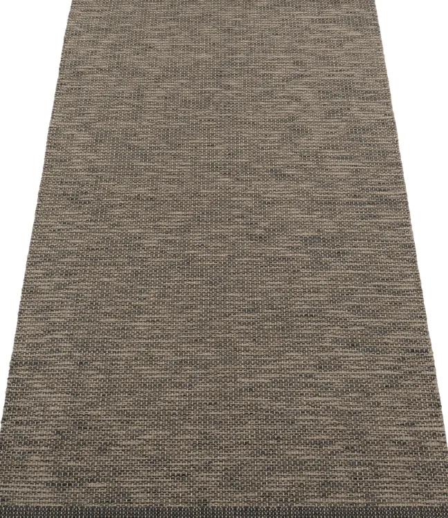Pappelina Teppich Sam Black/Walnut 70 x 150 cm SAMX715
