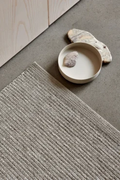 Pappelina Teppich Sam Dark Linen/Linen 70 x 90 cm SAM9G709