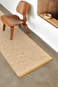 Pappelina Teppich Sam Ochre/Fossil Grey 70 x 225 cm SAM5B722