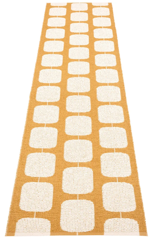 Pappelina Teppich Sten Ochre Vanilla 70 x 400 cm ST5B740