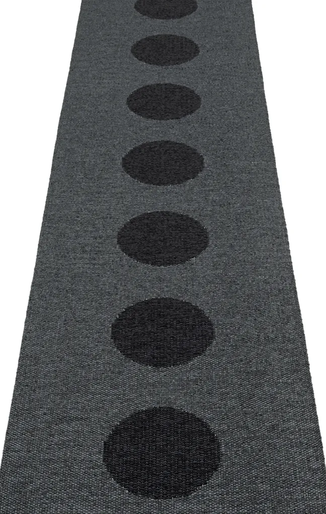 Pappelina Teppich VERA 2,0 Bio Edition Black/Black Metallic 70 x 280 cm V2X728