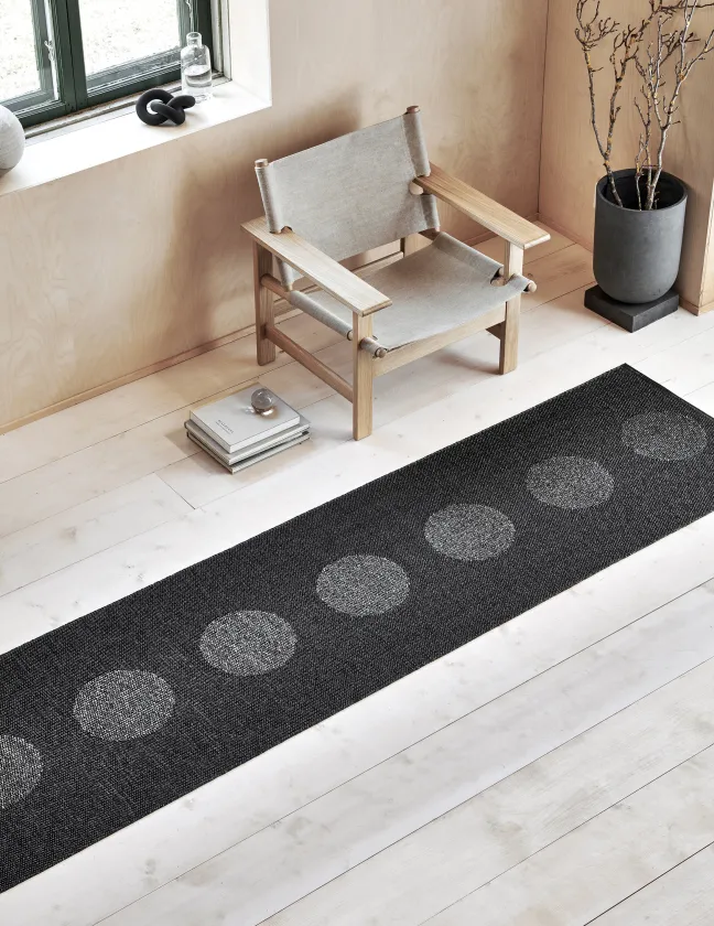 Pappelina Teppich VERA 2,0 Bio Edition Black/Black Metallic 70 x 280 cm V2X728