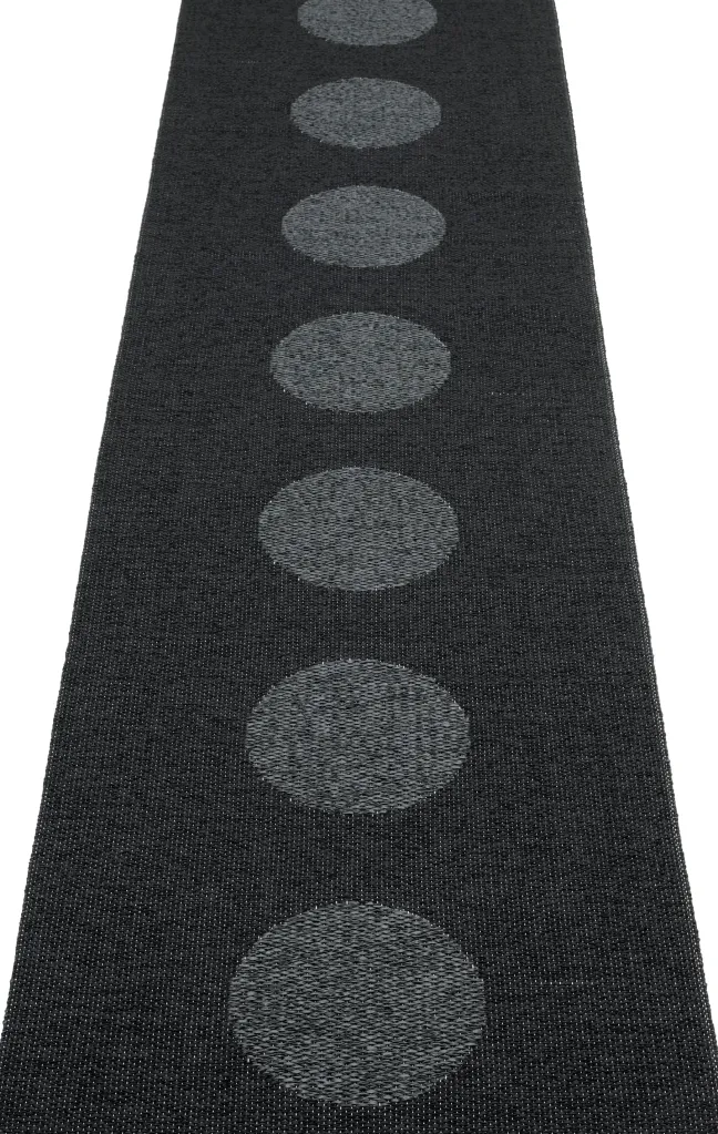 Pappelina Teppich VERA 2,0 Bio Edition Black/Black Metallic 70 x 280 cm V2X728