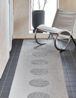Pappelina Teppich VERA 2,0 Bio Edition Grey/Granit Metallic 70 x 360 cm V29736