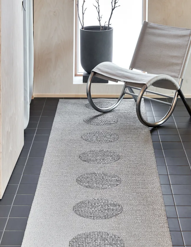 Pappelina Teppich VERA 2,0 Bio Edition Grey/Granit Metallic 70 x 360 cm V29736