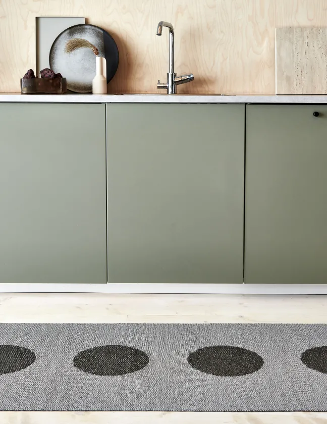 Pappelina Teppich VERA 2,0 Bio Edition Grey/Granit Metallic 70 x 360 cm V29736