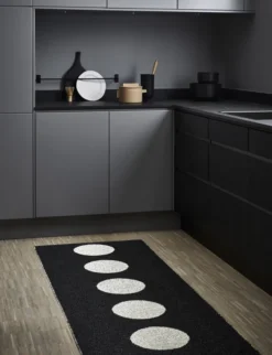 Pappelina Teppich Vera Black 70 x 150 cm VEX715