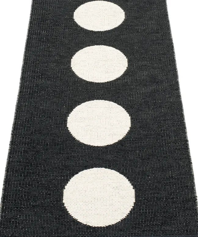 Pappelina Teppich Vera Black 70 x 150 cm VEX715