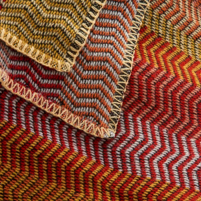 Roros Tweed FRI Lammwolldecke 150 x 200cm Summer red 3454
