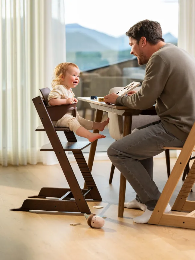 STOKKE® Mega Set Tripp Trapp® Eiche warm braun + Babyset warm braun + Tray Tisch weiß